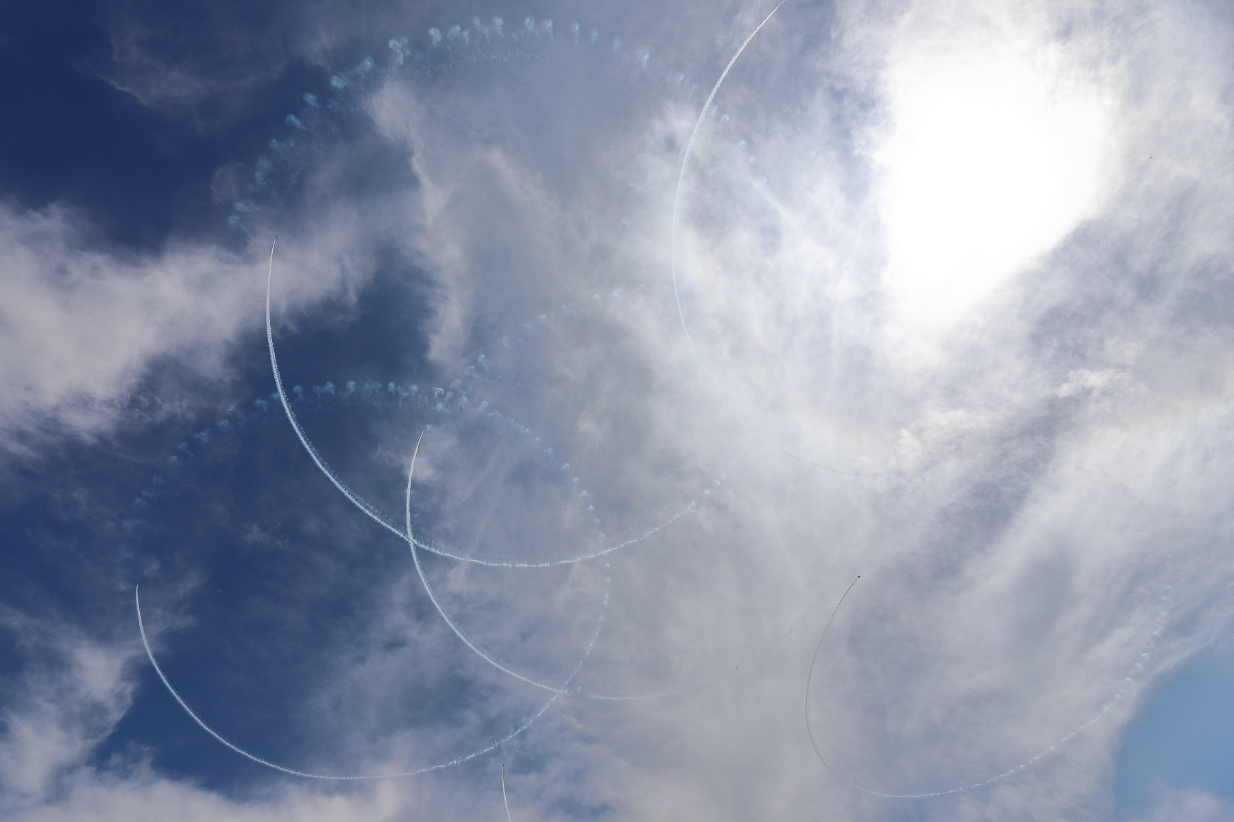 2. 「サクラ」大きく開いた6機がそれぞれ360°ターン、大輪のサクラを咲かせる