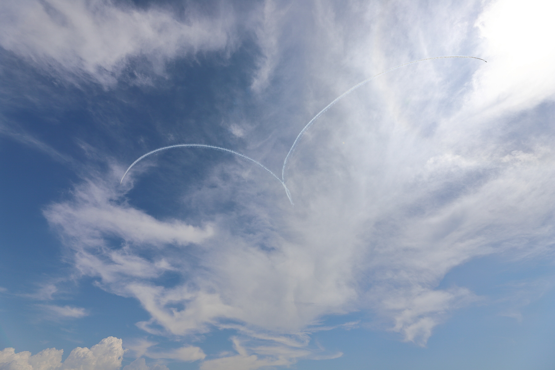 3. 「レベルキューピッド」2機がレベル（水平）に巨大なハートを描く