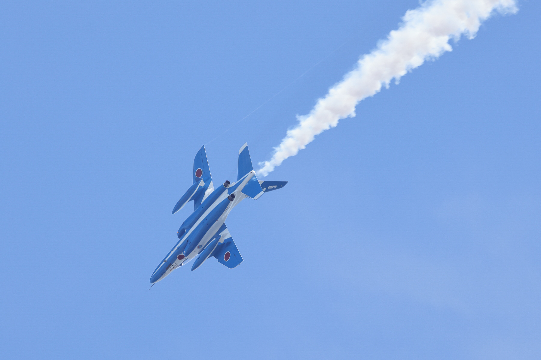 4. 「720°ターン（ソロ）」ソロ機右旋回で360°、左旋回で360°ターンし、水平に8の字を描く