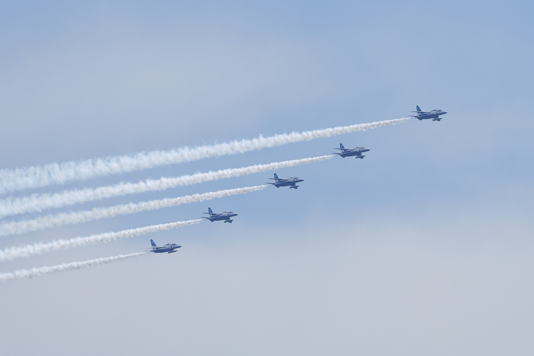 5. 「チェンジオーバーターン」トレイルで進入後、傘型に隊形を変えて会場を1周。後半は編隊の間隔を詰めていく