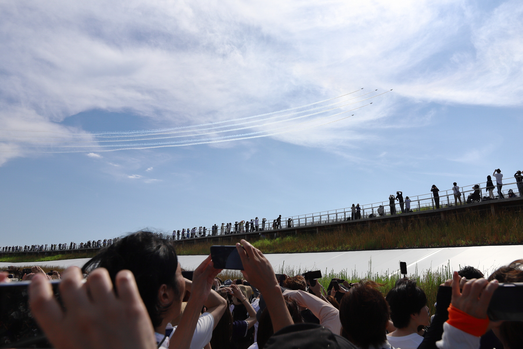 5. 「チェンジオーバーターン」トレイルで進入後、傘型に隊形を変えて会場を1周。後半は編隊の間隔を詰めていく