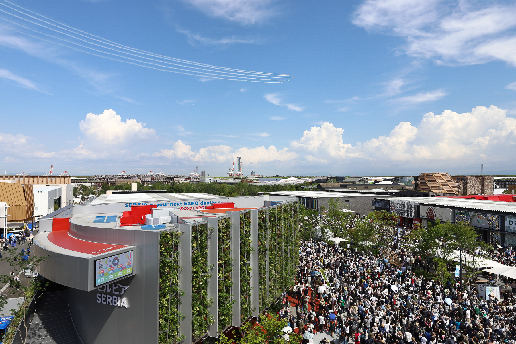 5. 「チェンジオーバーターン」トレイルで進入後、傘型に隊形を変えて会場を1周。後半は編隊の間隔を詰めていく