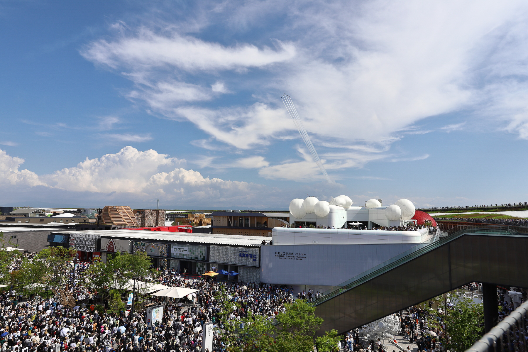 7. 「レベルサンライズ」5機が大きく散開。スモークの軌跡が旭光を思わせるため、“サンライズ”と名付けられている