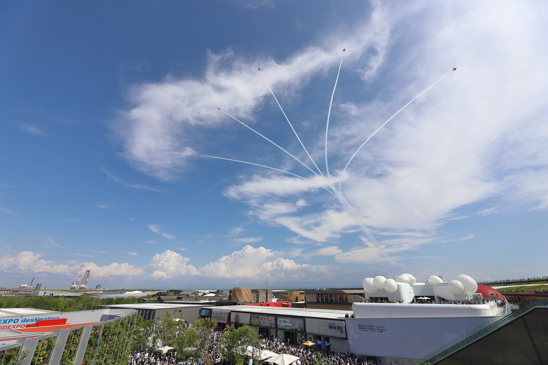 7. 「レベルサンライズ」5機が大きく散開。スモークの軌跡が旭光を思わせるため、“サンライズ”と名付けられている