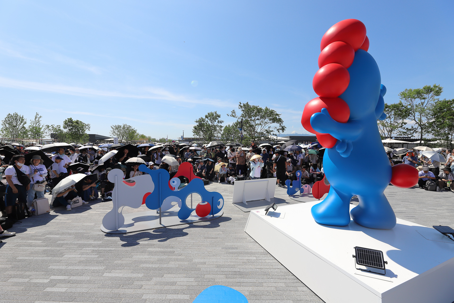 14時過ぎの西ゲート側ミャクミャク前。展示飛行2時間前の13時ごろには人が集まり始めていた