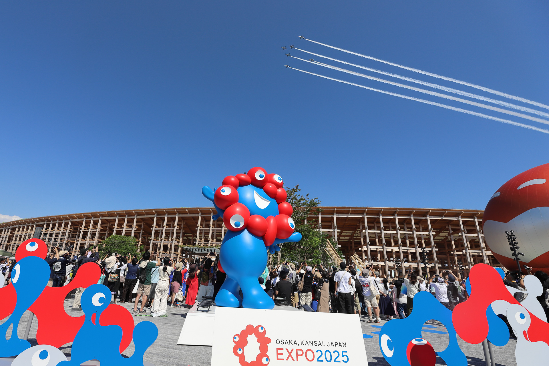 1. 「フェニックスローパス」6機が大きく翼を広げた不死鳥を形づくり、スモークをひいて一直線に通過する