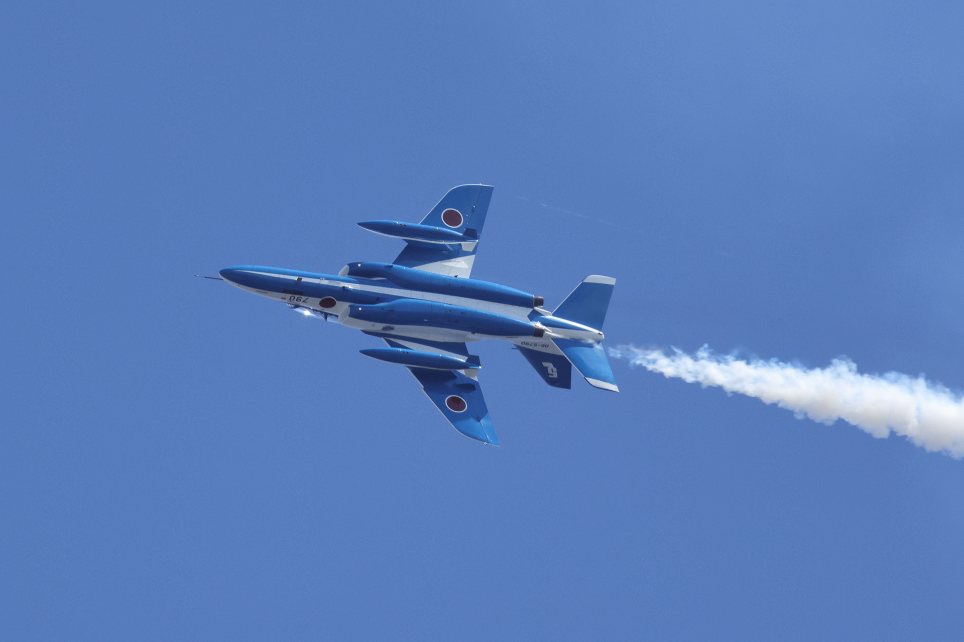 5. 「720°ターン（ソロ）」水平に8の字を描く。ミャクミャクがいつもよりはしゃいでいるようにも見える