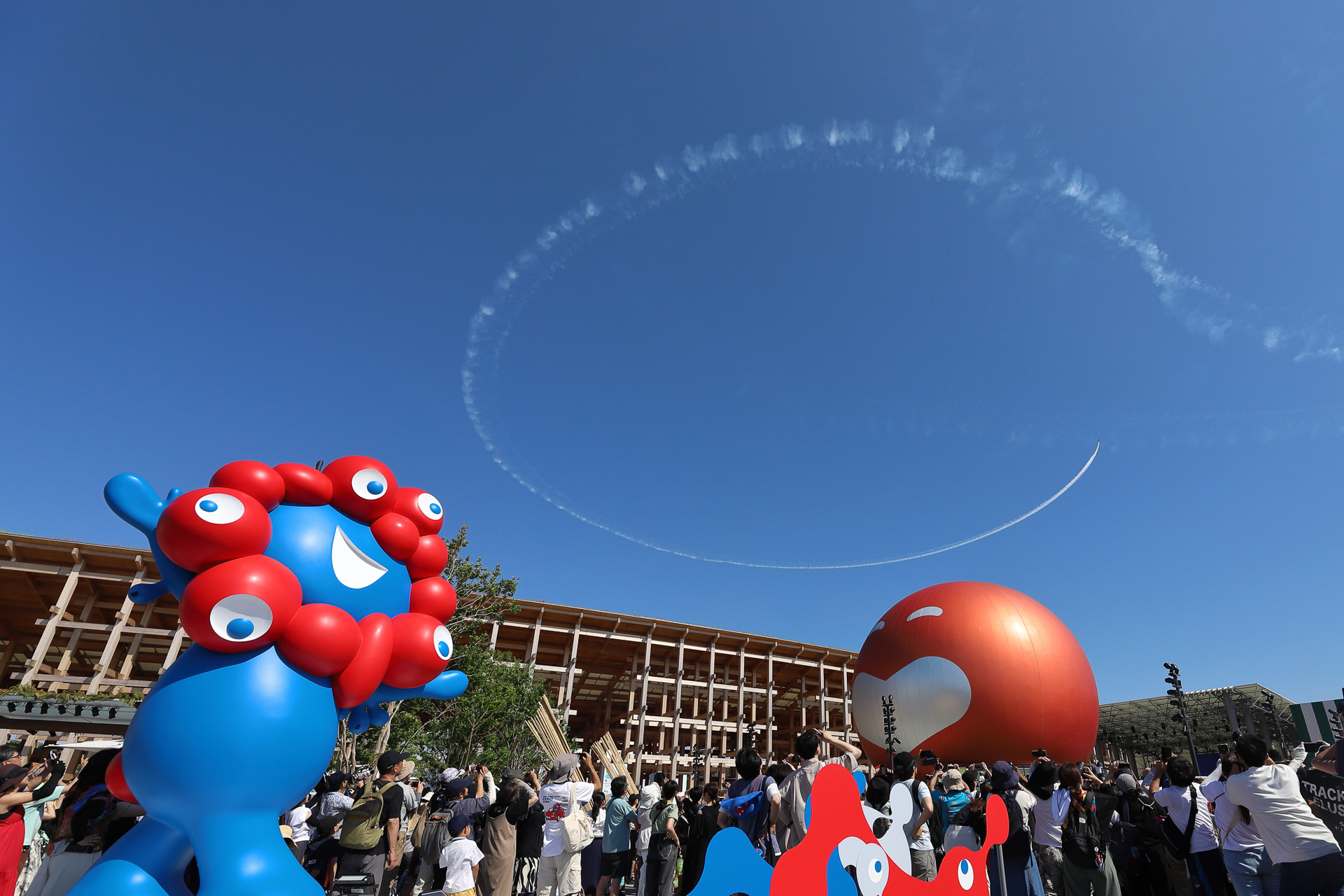 5. 「720°ターン（ソロ）」水平に8の字を描く。ミャクミャクがいつもよりはしゃいでいるようにも見える