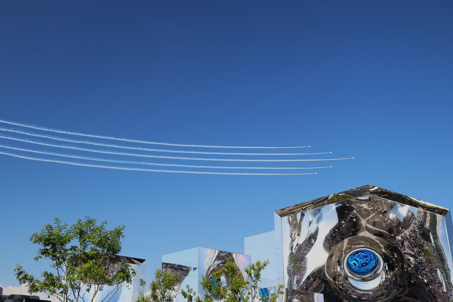 会場南側のシグネチャーゾーン ウォータープラザ付近から。こちらも万博でのフライトを印象付けるシーン（撮影：南幸雄）