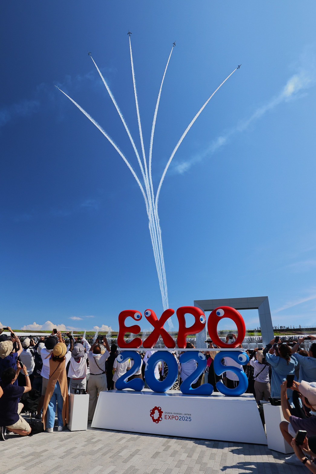 ウォータープラザ付近から。想像以上の青空で、誰もが満足したショーだった（撮影：南幸雄）