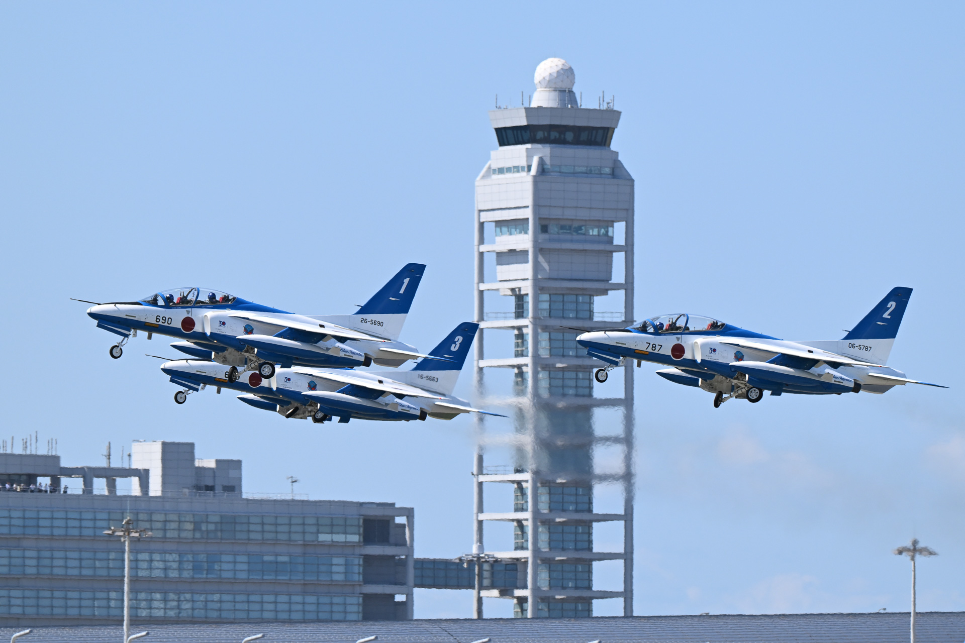 14時40分、関空R/W24Lを編隊離陸する1～3番機と4番機を、チャーターしたボートから（撮影：S.K.2）