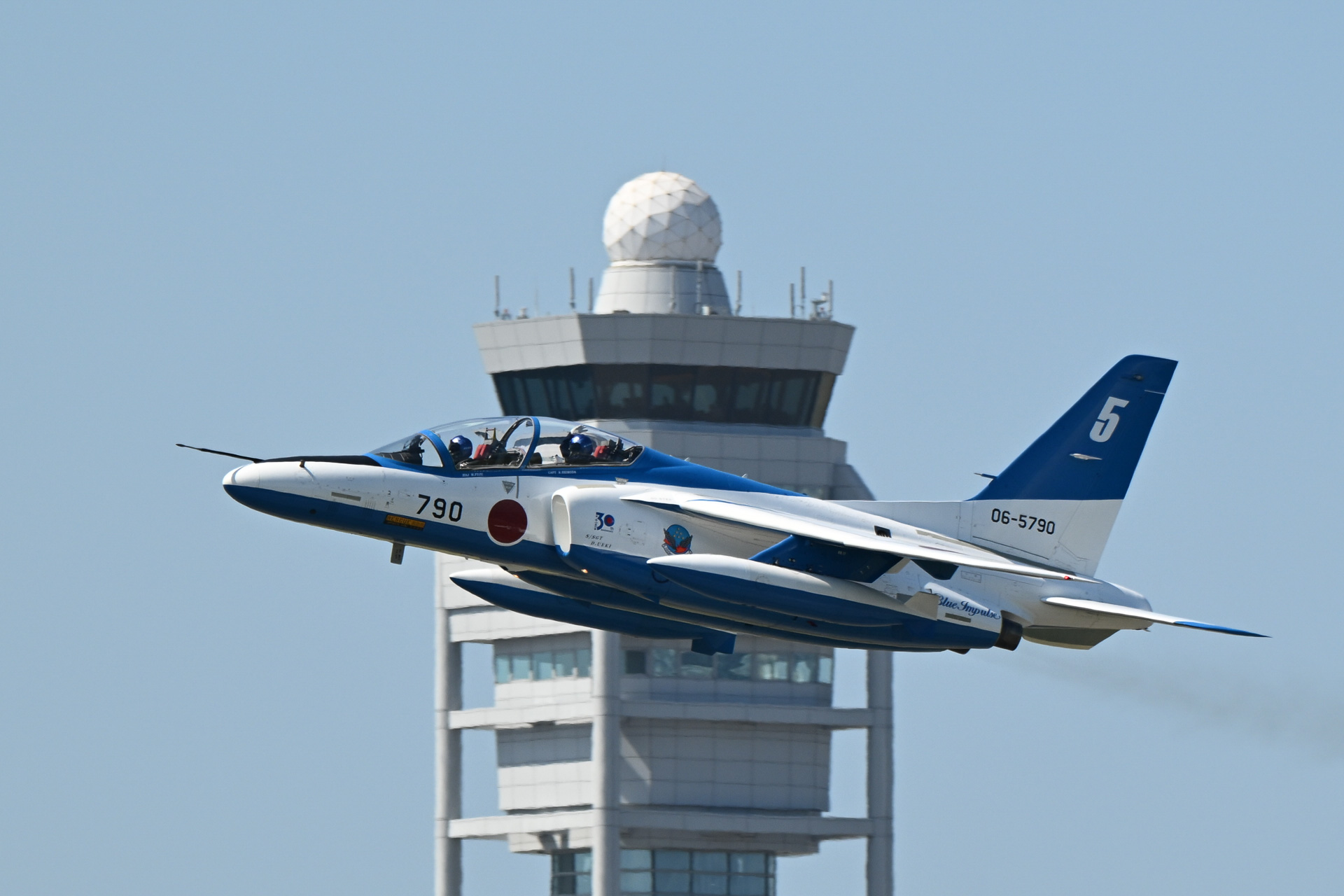 続いて5番機、6番機が離陸。背後は管制塔で、5番機後席員が手を振っているのが分かる（撮影：S.K.2）