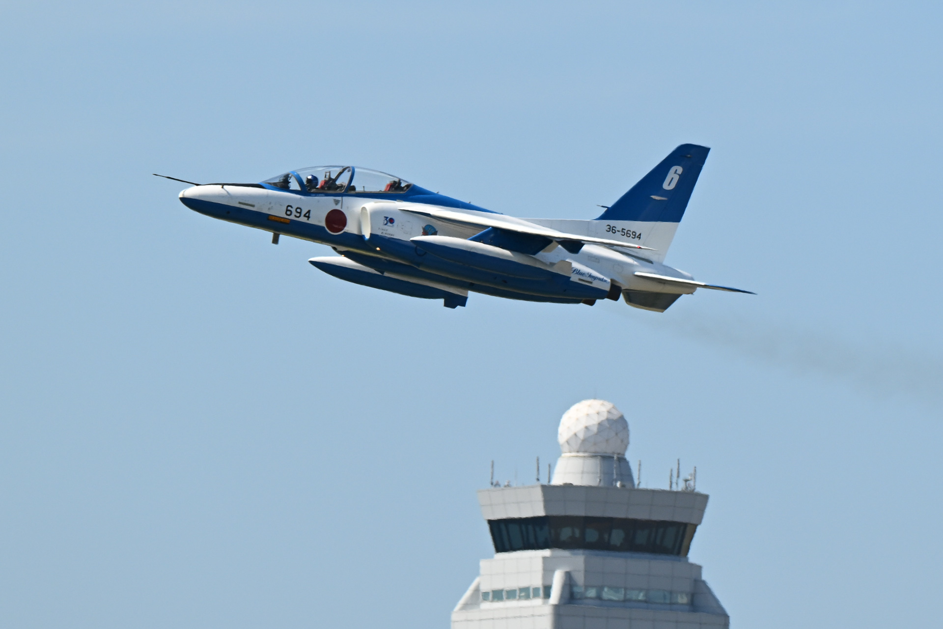 続いて5番機、6番機が離陸。背後は管制塔で、5番機後席員が手を振っているのが分かる（撮影：S.K.2）