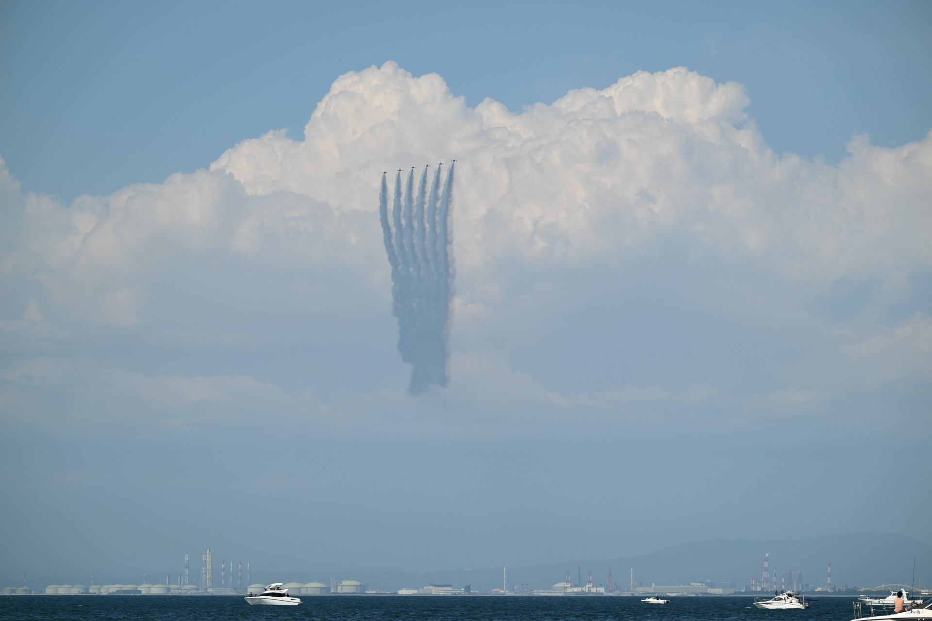 15時12分に演技を終了したブルーインパルスは、15時16分にエシュロン隊形で関西空港上空に戻ってきた（撮影：S.K.2）