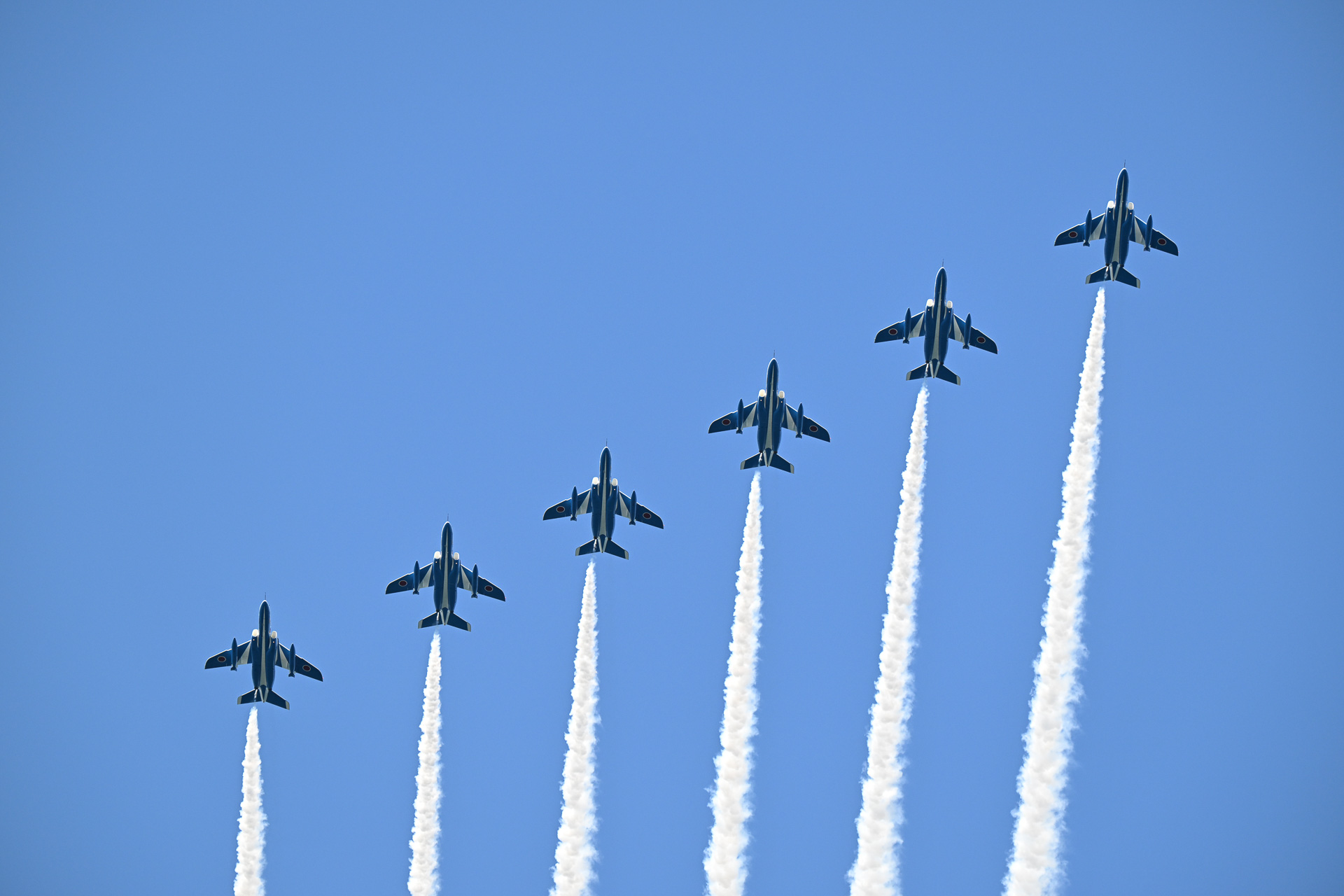 15時12分に演技を終了したブルーインパルスは、15時16分にエシュロン隊形で関西空港上空に戻ってきた（撮影：S.K.2）