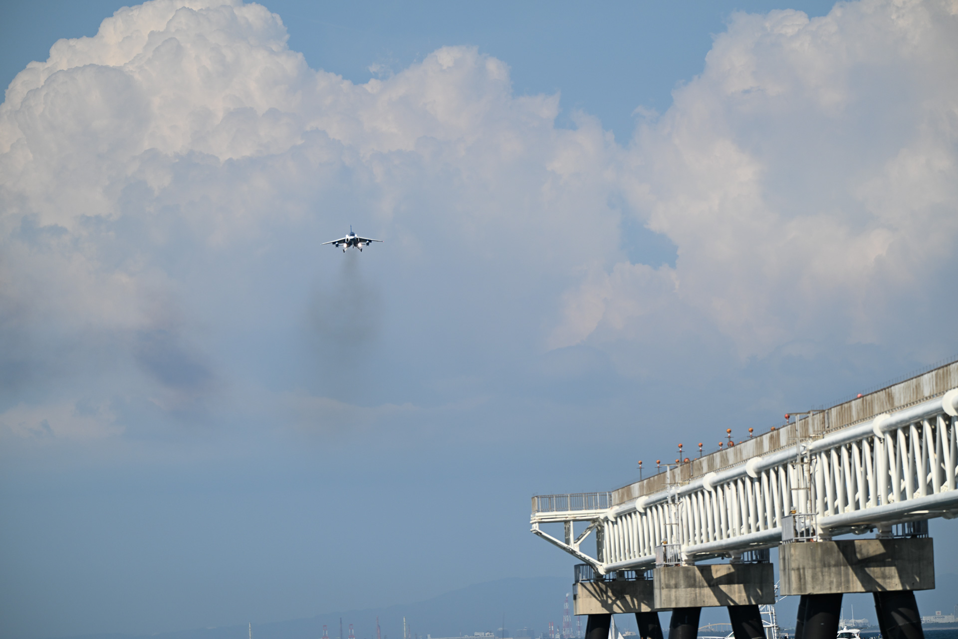 編隊解散し1機ずつR/W24Lにアプローチする。この日のブルーインパルスの経路上に雲はなかったが、周辺には積乱雲も多く、奇跡的な晴れ間だったのかもしれない（撮影：S.K.2）