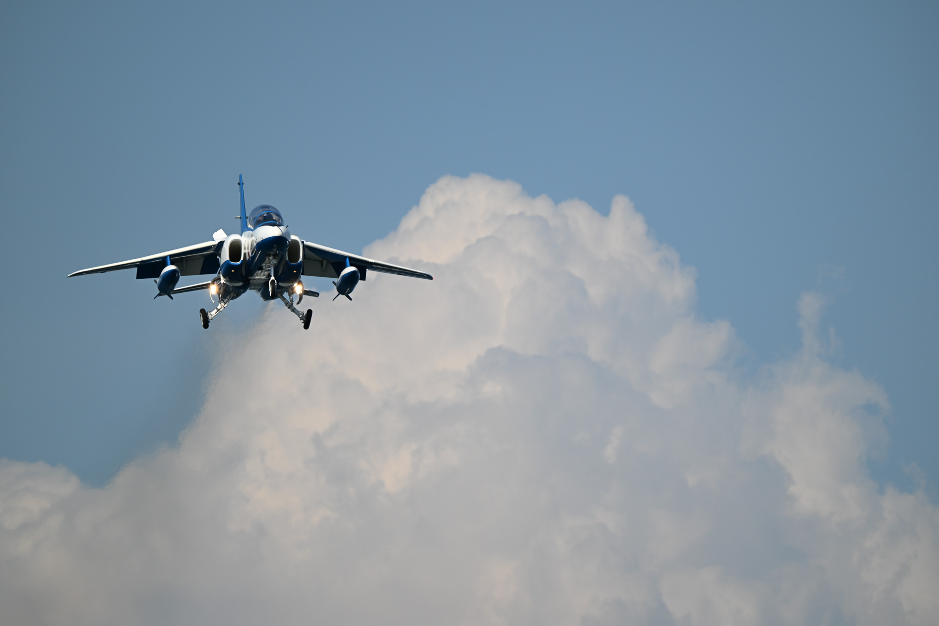 編隊解散し1機ずつR/W24Lにアプローチする。この日のブルーインパルスの経路上に雲はなかったが、周辺には積乱雲も多く、奇跡的な晴れ間だったのかもしれない（撮影：S.K.2）