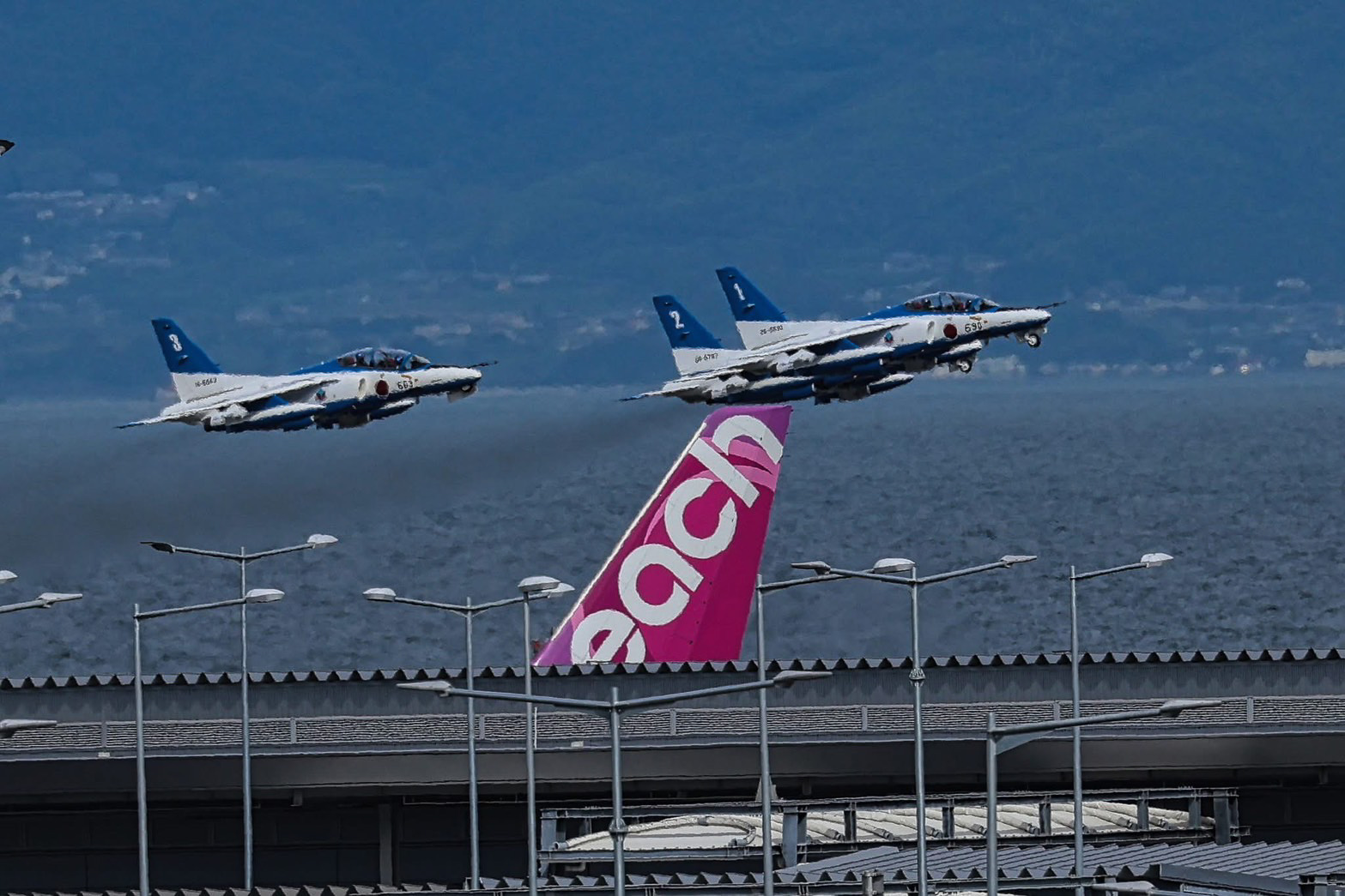 1・2・3番機の離陸。使用滑走路は、駐機場から直ぐ目の前のRW06L（撮影：南幸雄）