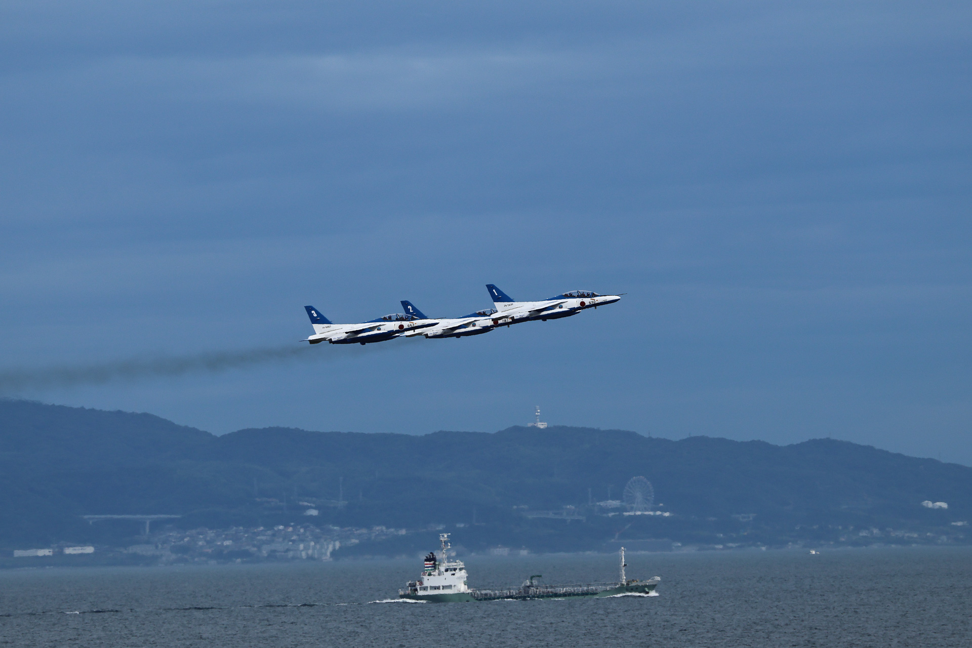 1・2・3番機の離陸。使用滑走路は、駐機場から直ぐ目の前のRW06L（撮影：南幸雄）