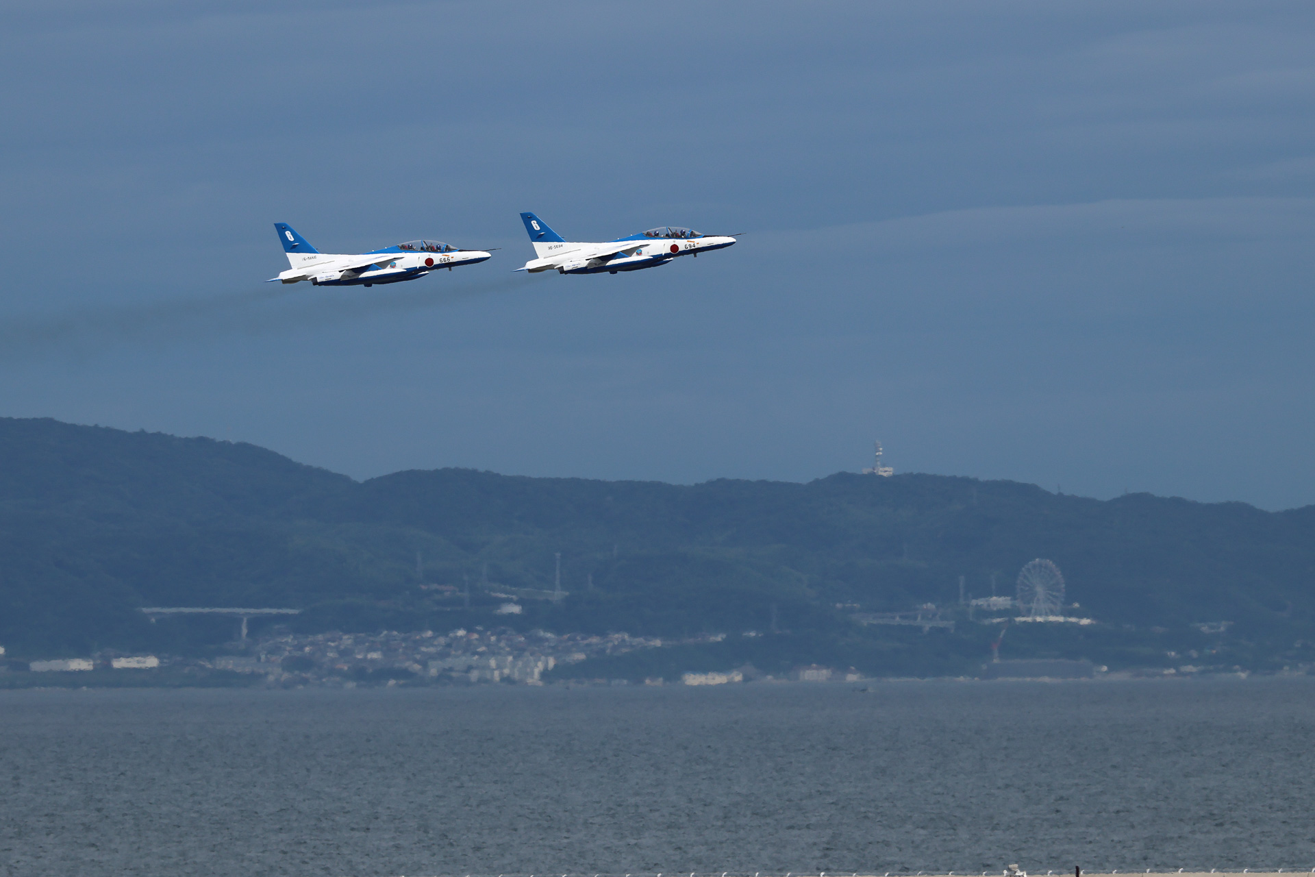 6・7番機（7番機は予備機）の離陸。来たときのまま、予備機は尾翼に「6」をつけている（撮影：南幸雄）