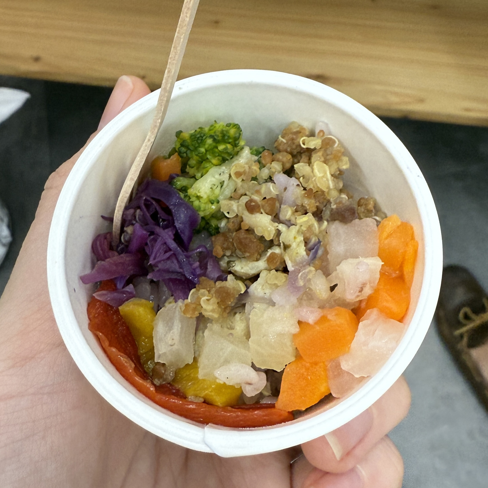 「スパイスチキンと彩りサラダ」は、カレー風味のチキンとさまざまな野菜の風味や食感が楽しめるので、少ない量でもお腹いっぱいになれそう