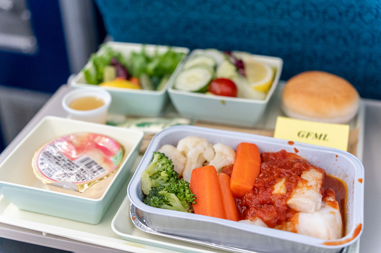 野菜中心で、白身魚がメインのグルテンフリー対応機内食