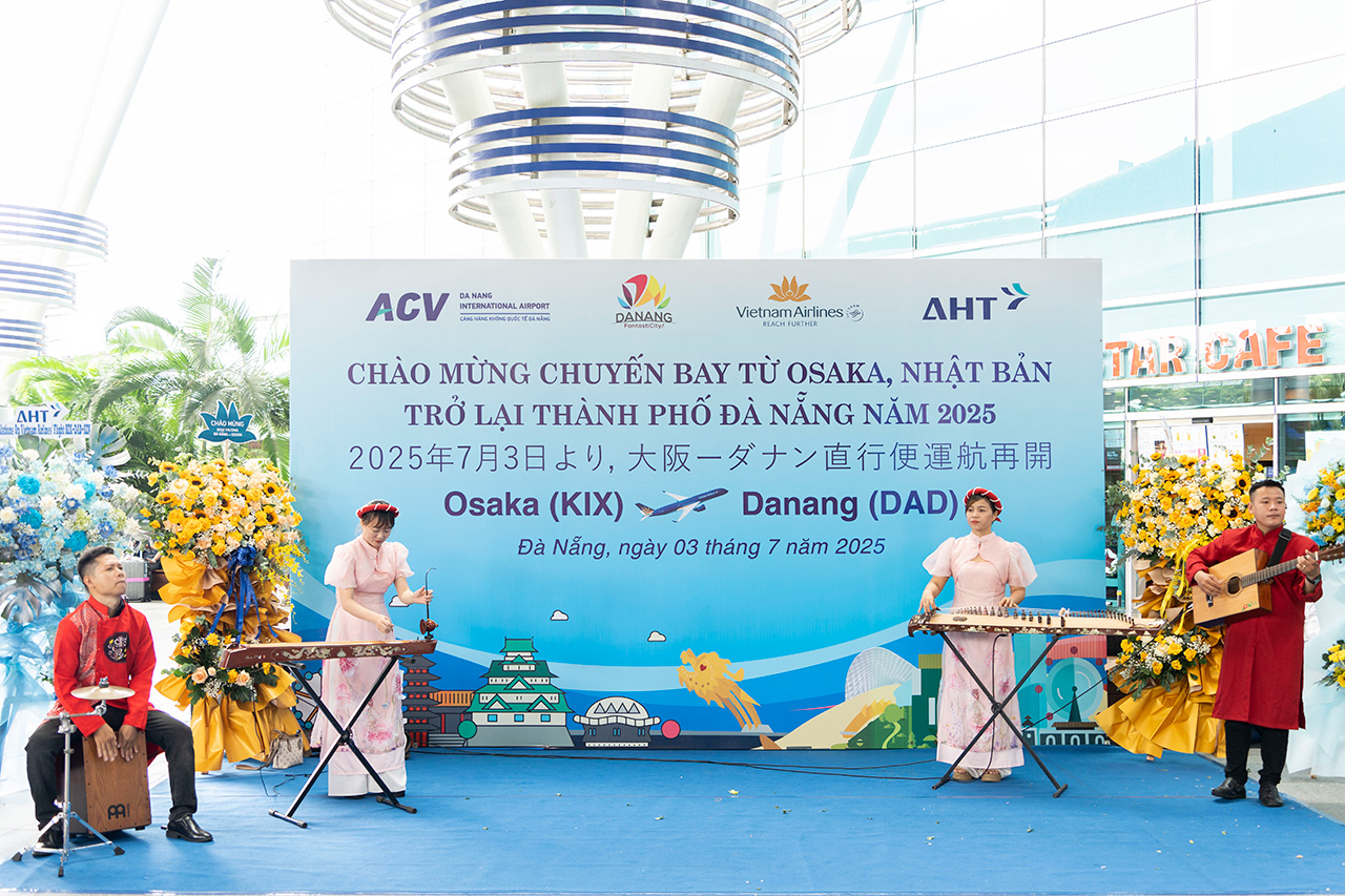 ベトナムの民族楽器の琴「ダンバウ」などによる演奏が行なわれた