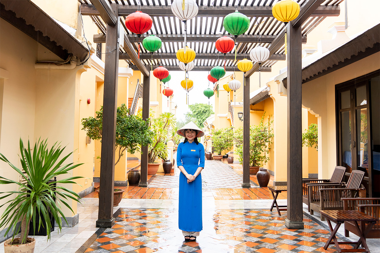 アオザイを着用したスタッフ