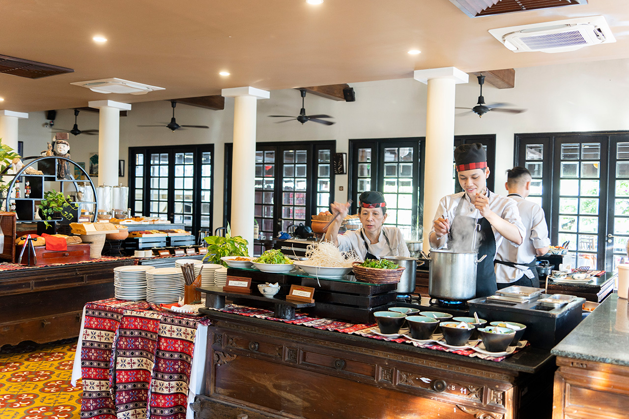 朝食はベトナムならではのフォーやコーヒーを楽しめる