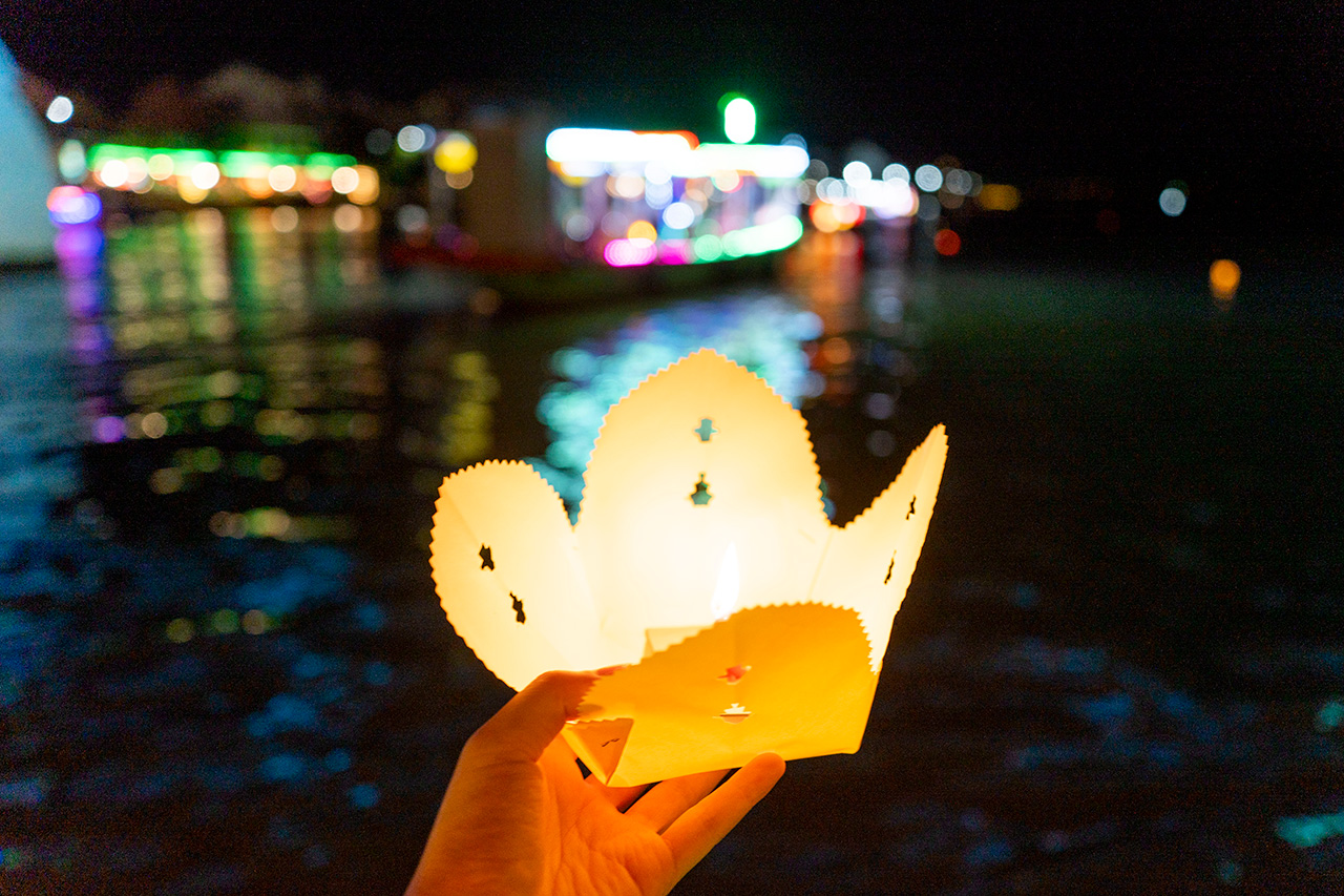 願いを言いながら、灯籠を流す