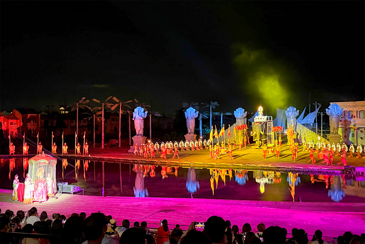 水、炎、プロジェクションマッピングが織りなす約1時間のショー