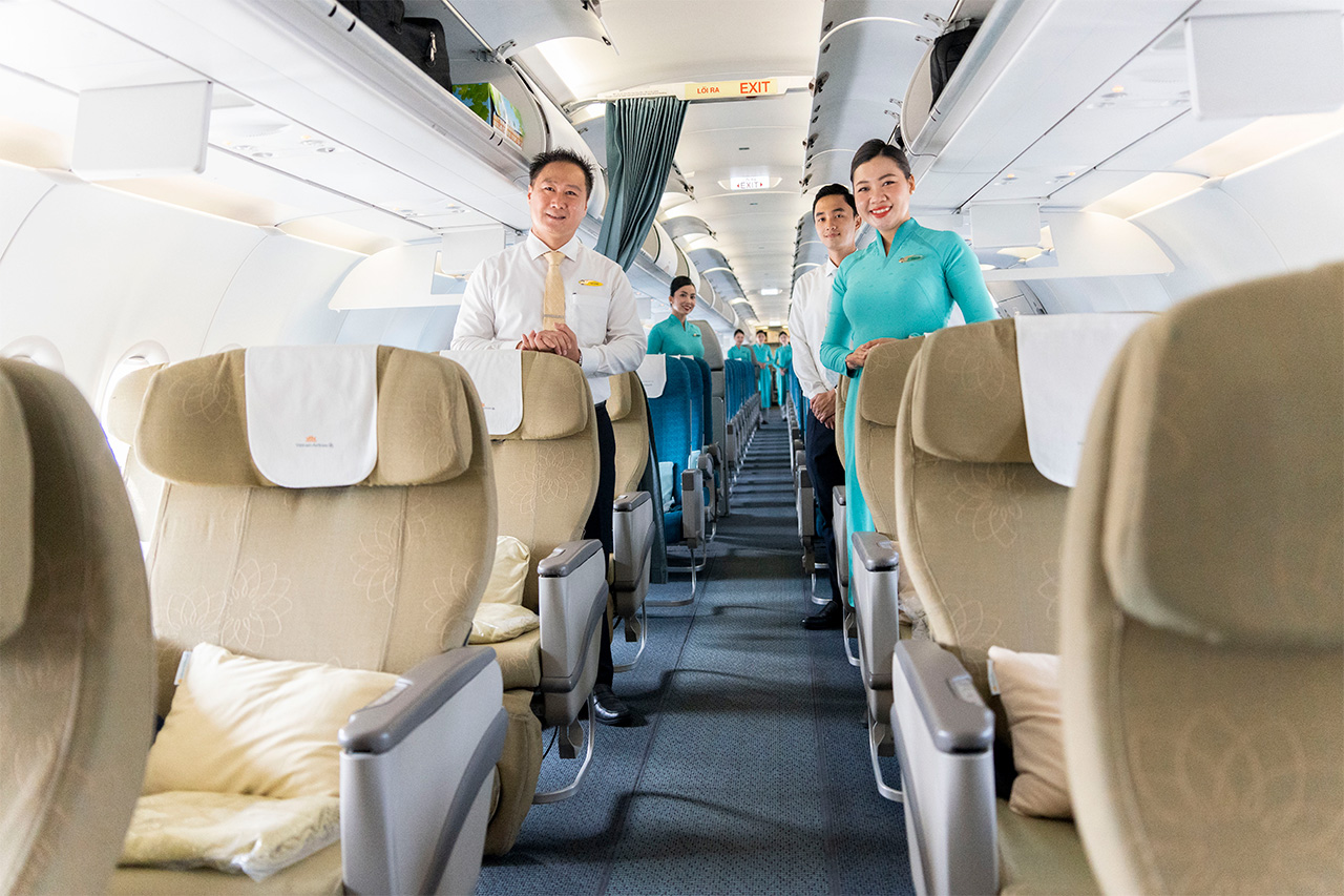 機内ではCAたちが笑顔でお出迎え