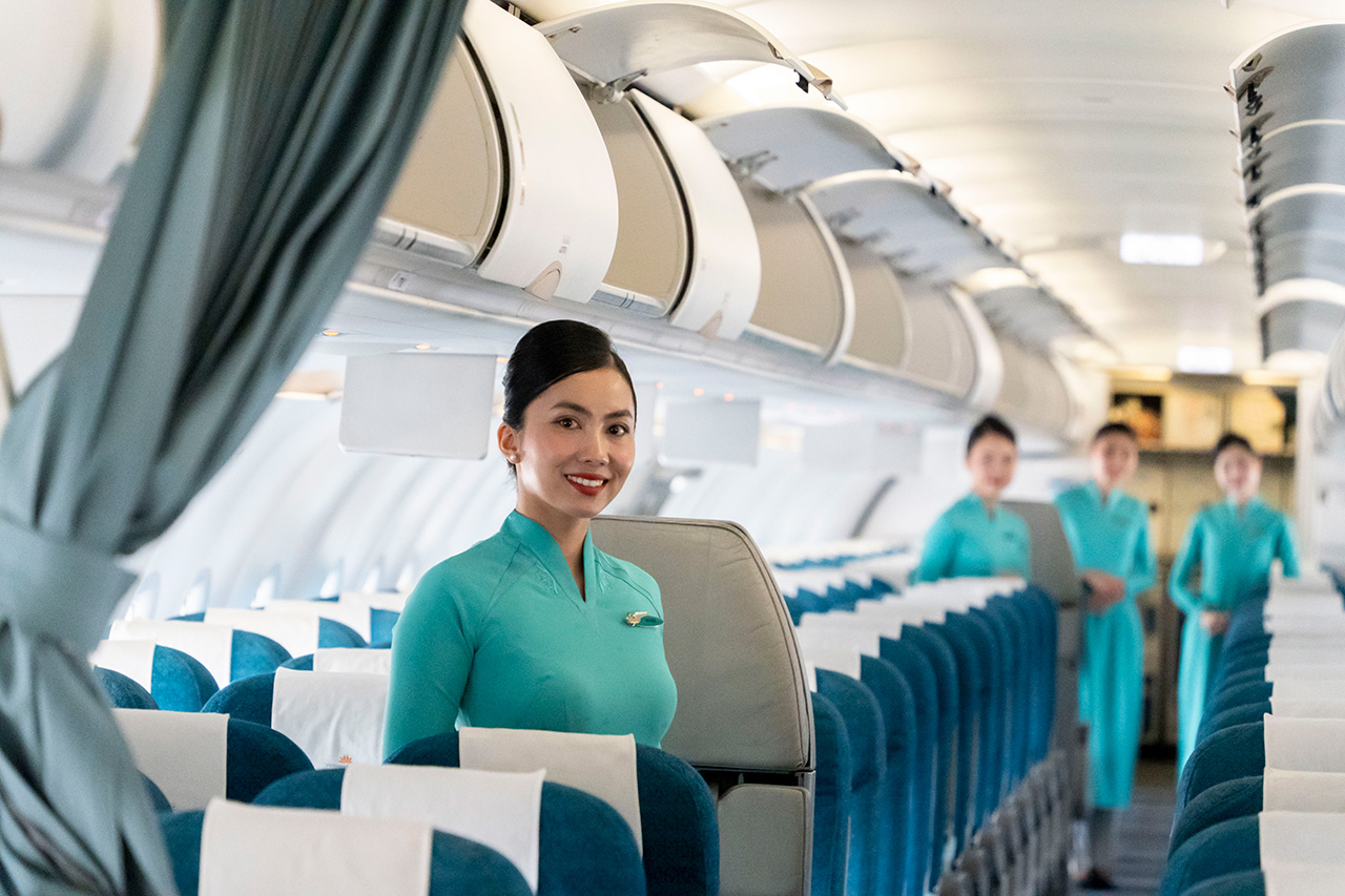 ベトナム航空のコーポレートカラー「VNブルー」のアオザイ