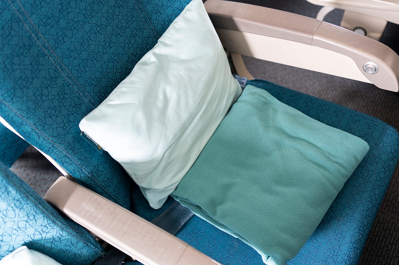 機内アメニティは枕とブランケット