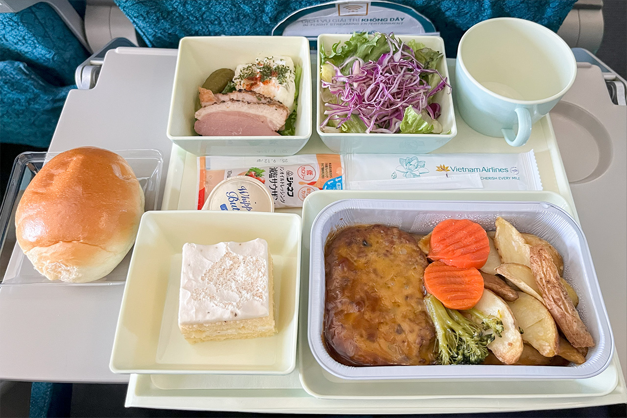 洋食の「チーズハンバーグ、フライドポテト」