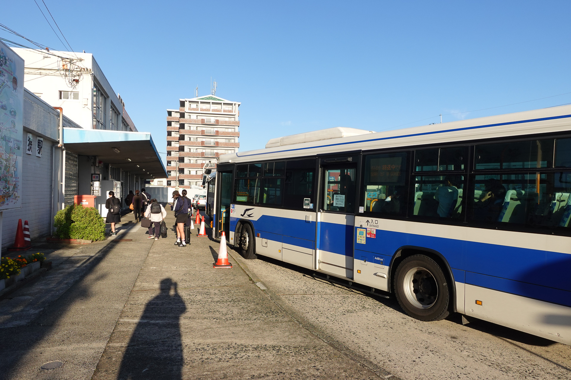 学生は代行バスを降り、宇部・小野田方面の列車に乗り換えていく
