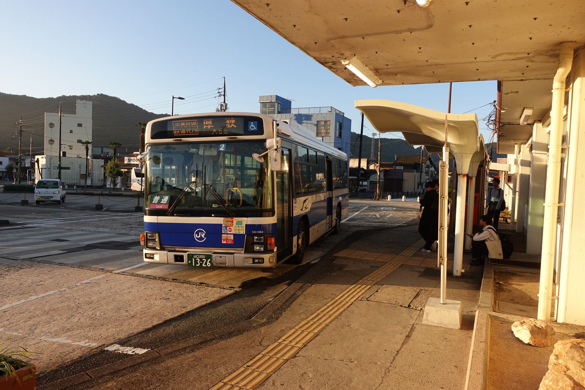 美祢駅に停車する厚狭駅行代行バス