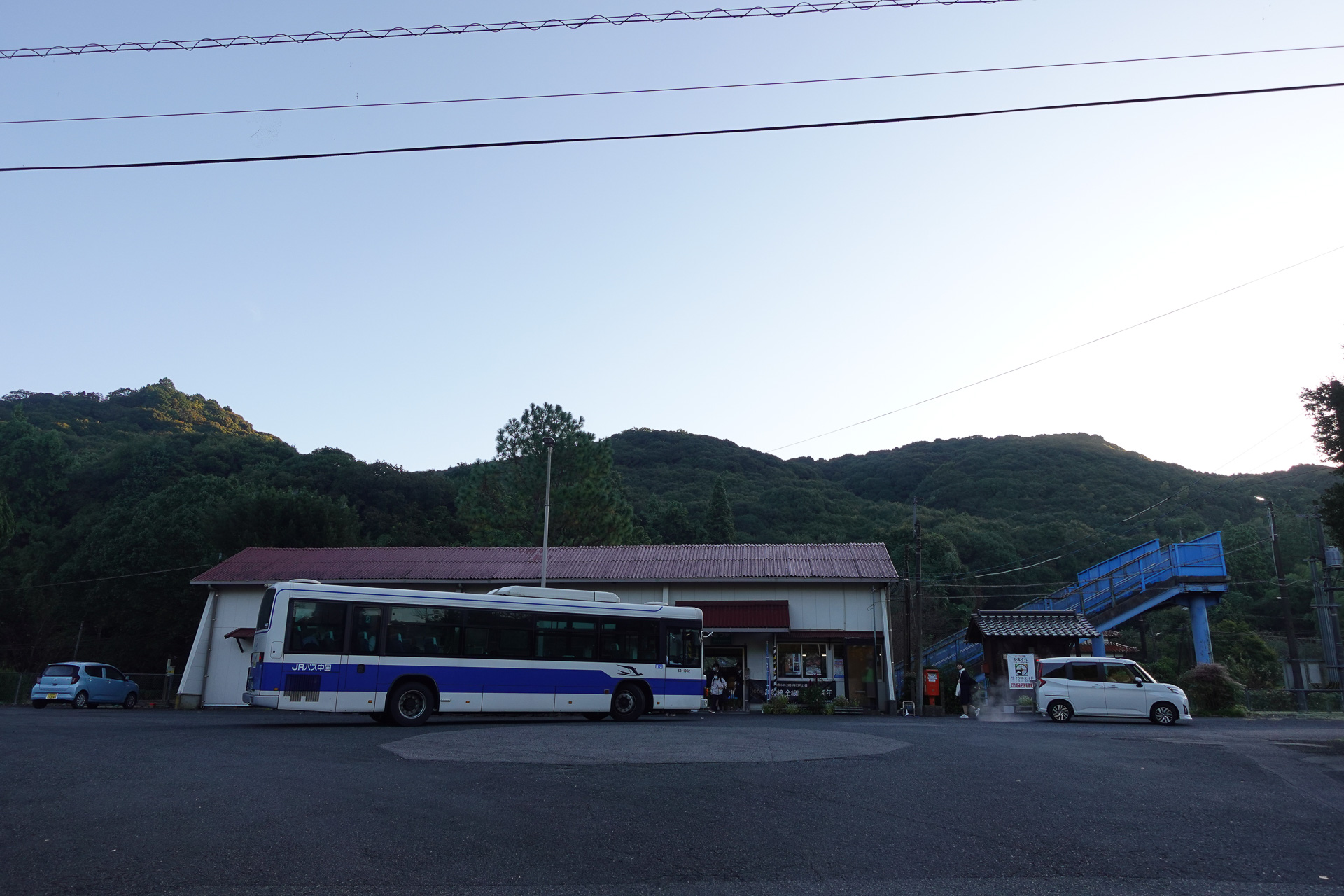 途中駅でもそれなりに乗客が乗り込んでくる
