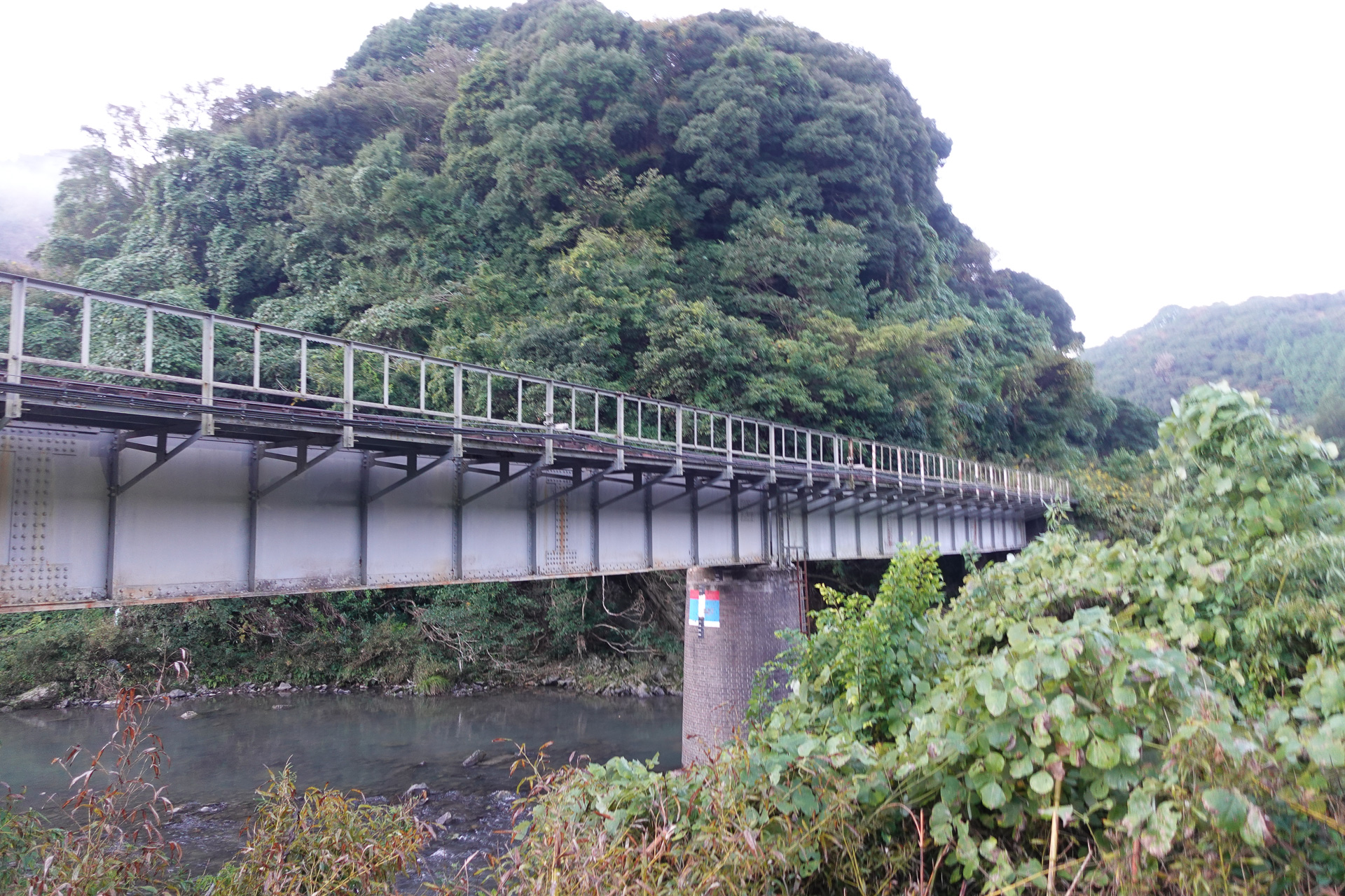 放置された鉄橋