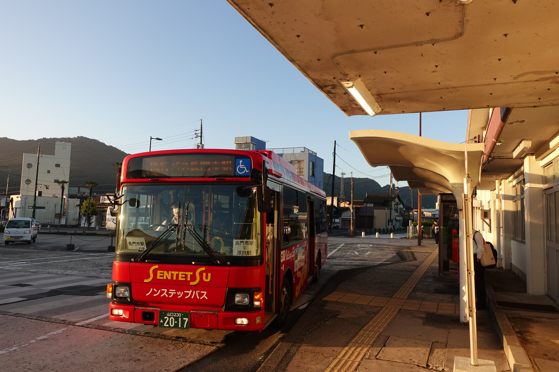 長門市駅方面の代行バス。船鉄バスが運行
