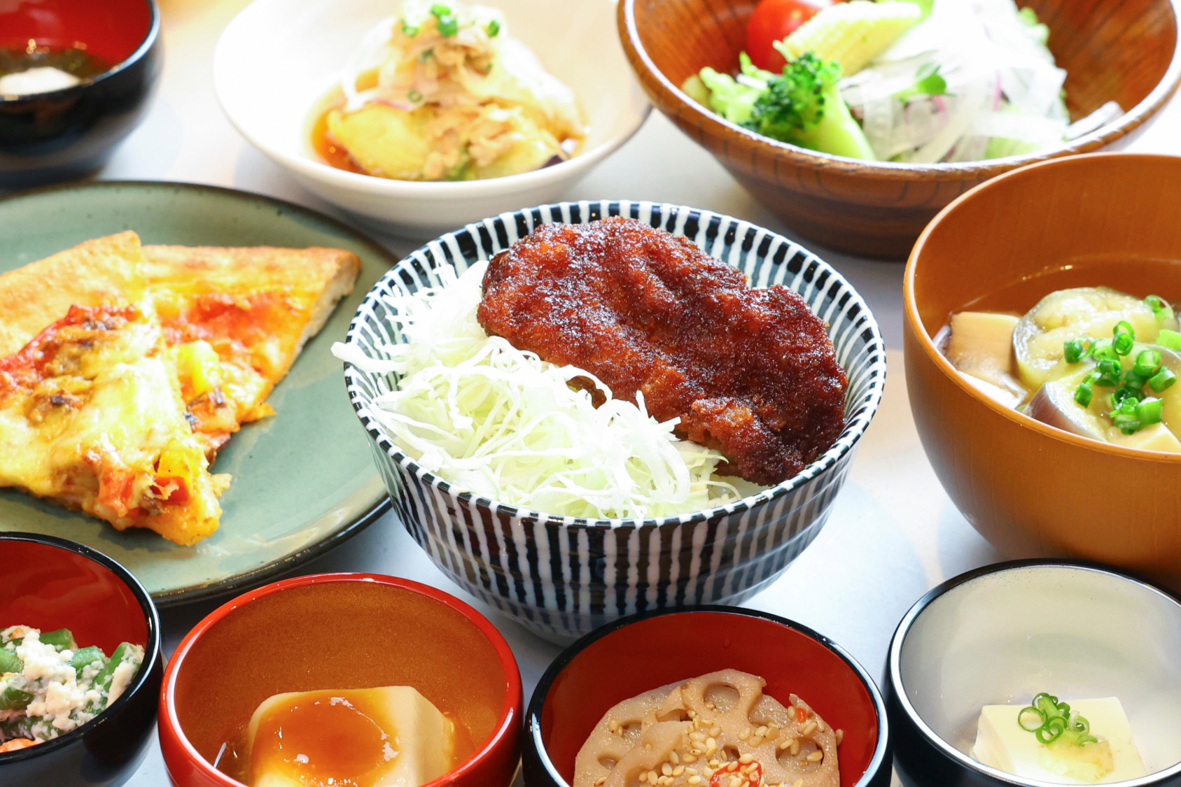 ソースかつ丼など約45種類の朝食バイキング