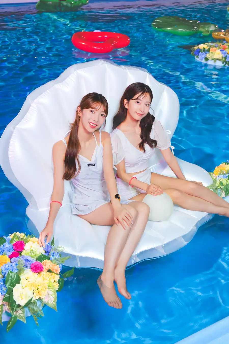 プールに浮かぶ花の装飾は今シーズン限定という