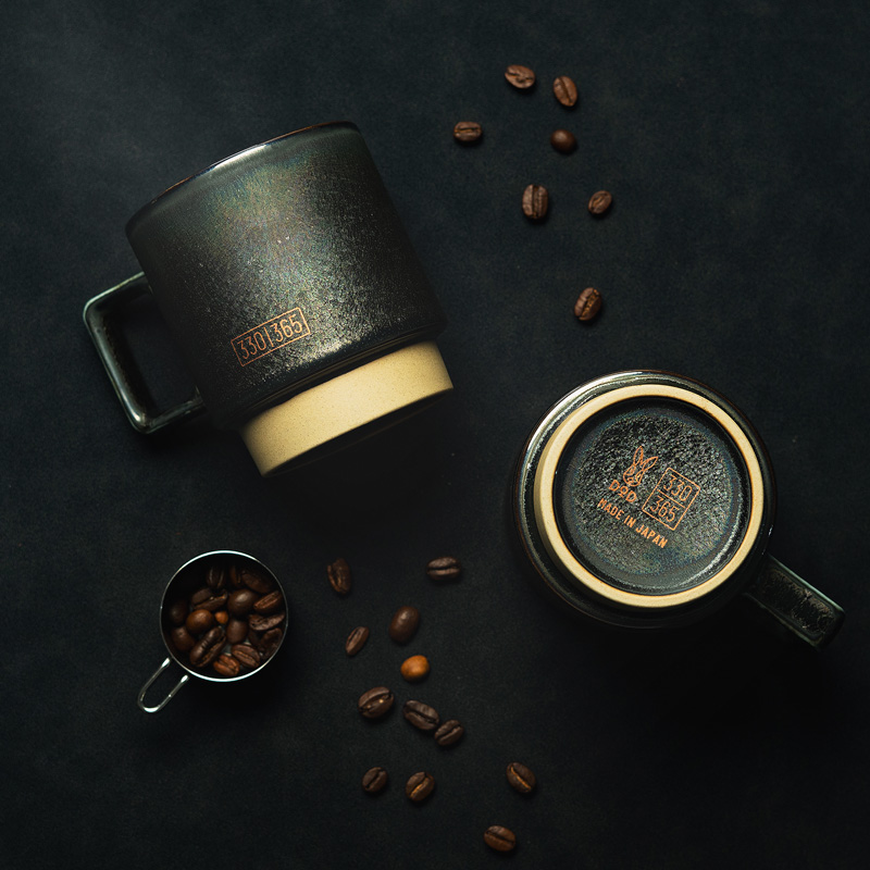 「fave mug set」オーロラ（4180円）。オーロラは通常製品を生産する過程で、焼き上げる窯の中の温度や炎の当たり方によって偶然的に生まれるデザイン