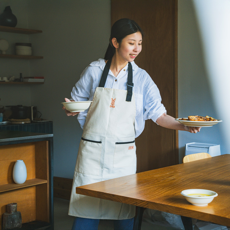 「fave apron」（4950円）。上部を折り返すことで前掛けスタイルにもなる