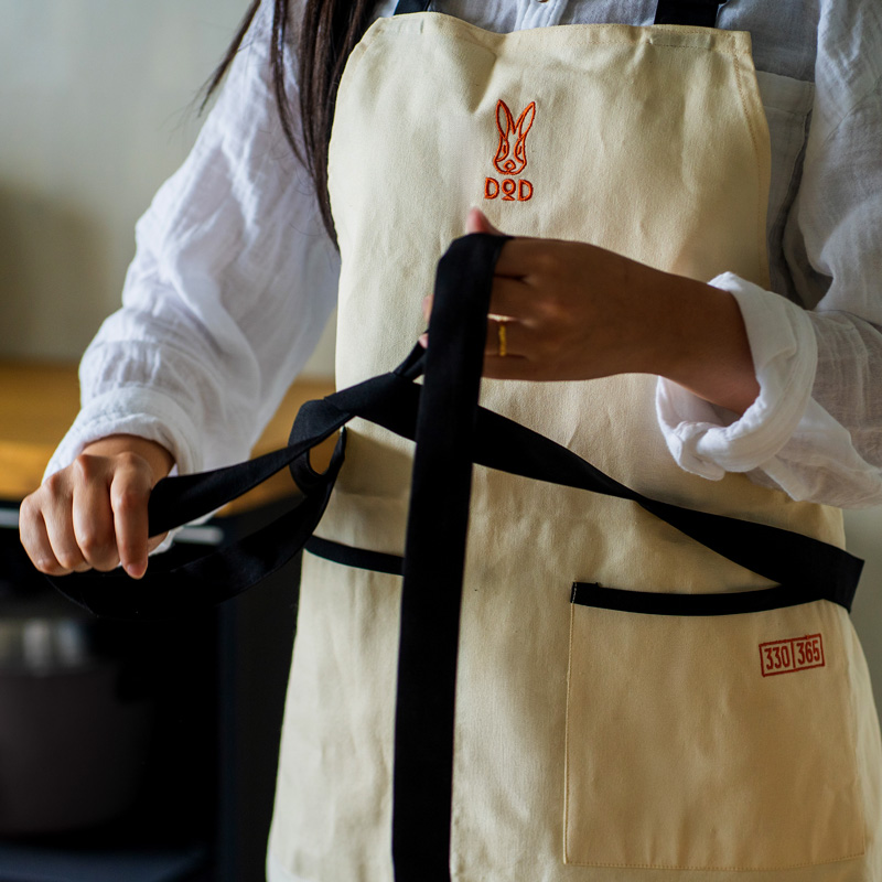 「fave apron」（4950円）。上部を折り返すことで前掛けスタイルにもなる