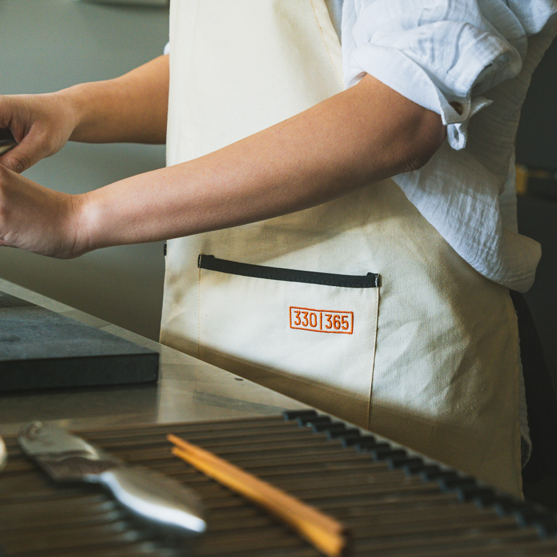 「fave apron」（4950円）。上部を折り返すことで前掛けスタイルにもなる