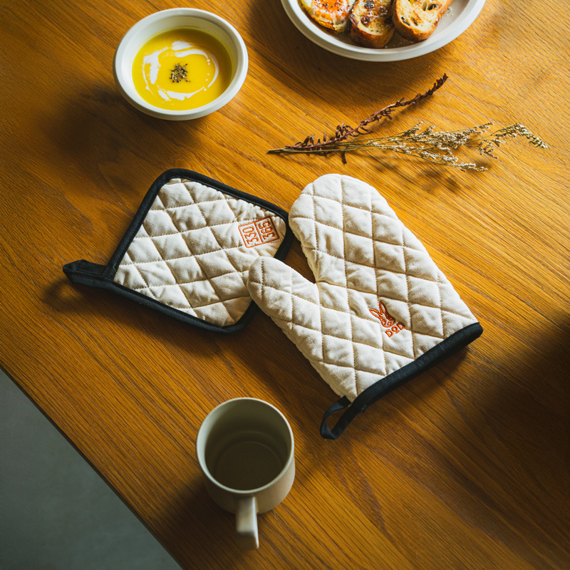 「fave mitten set」（2750円）。スクエア型の鍋敷きは裏側に手を差し込めるポケットがあるため、簡易の鍋つかみとしても使える