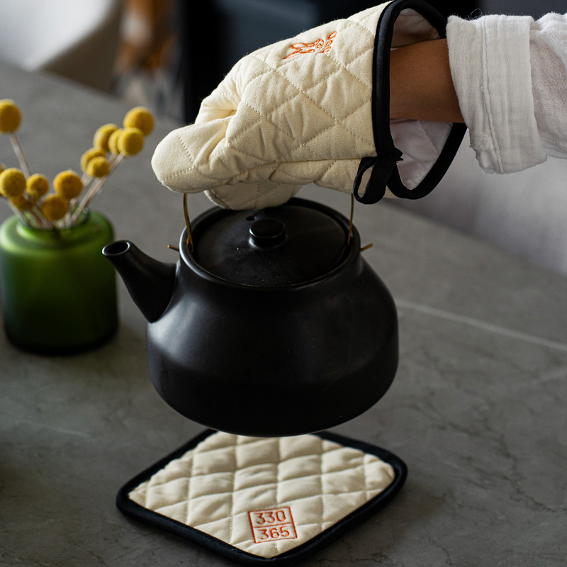 「fave mitten set」（2750円）。スクエア型の鍋敷きは裏側に手を差し込めるポケットがあるため、簡易の鍋つかみとしても使える