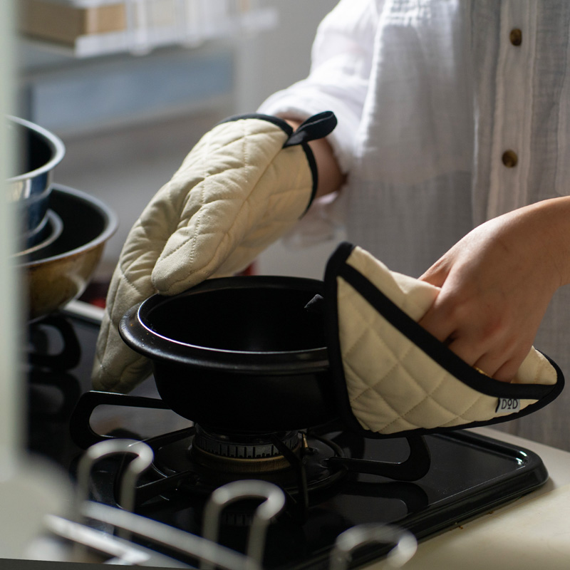 「fave mitten set」（2750円）。スクエア型の鍋敷きは裏側に手を差し込めるポケットがあるため、簡易の鍋つかみとしても使える