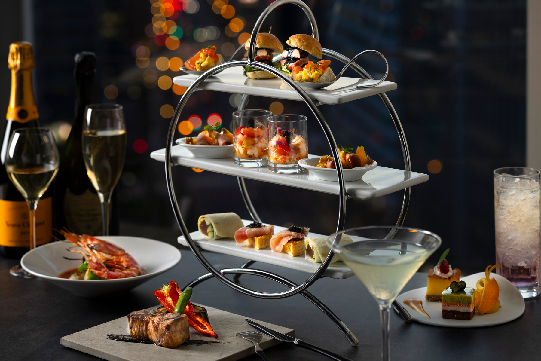 イブニングハイティープラン「Bright Moment」は最上階のBar19で前菜6種、魚料理、肉料理、デザート、シャンパン含むフリーフロードリンク（120分）付き